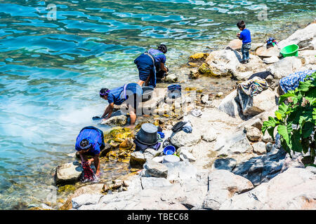 San Antonio Palopo, lago Atitlan, Guatemala - Marzo 20, 2019: Maya indigeni ladies lavare la biancheria a Lakeside, altipiano guatemalteco. Foto Stock