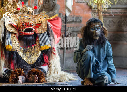 Banjar Gelulung, Bali, Indonesia - 26 Febbraio 2019: Mas villaggio. Riprodurre sul palco l'impostazione. Drago con maschera e lunghi capelli biondi e scimmia in blue vai a Foto Stock