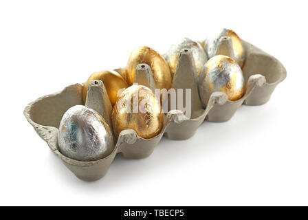 Supporto di cartone con le uova di Pasqua su sfondo bianco Foto Stock