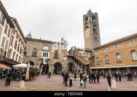 Bergamo, Italia. I monumenti della Città Alta (città alta): il Palazzo della Ragione, la fontana Contarini e la Torre Civica Foto Stock