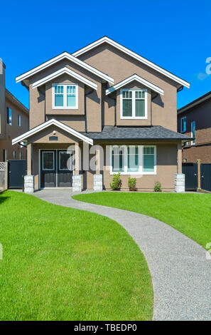 Nuova piccola casa familiare con percorso di calcestruzzo in Vancouver, British Columbia Foto Stock