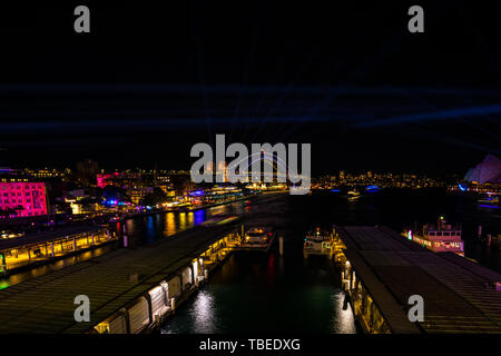 Sydney Harbour di notte durante il popolare annuale festival della luce, vivace. Foto Stock