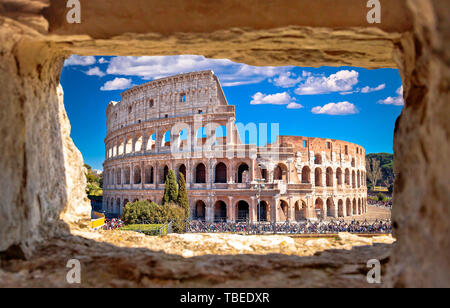 Il Colosseo di Roma vista panoramica attraverso la finestra di pietra, famoso punto di riferimento della città eterna, capitale d'Italia Foto Stock