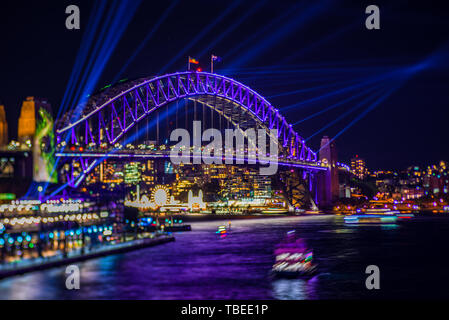 Sydney Harbour di notte durante il popolare annuale festival della luce, vivace. Foto Stock