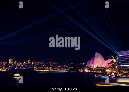 Sydney Harbour di notte durante il popolare annuale festival della luce, vivace. Foto Stock