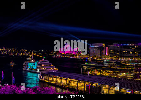 Sydney Harbour di notte durante il popolare annuale festival della luce, vivace. Foto Stock