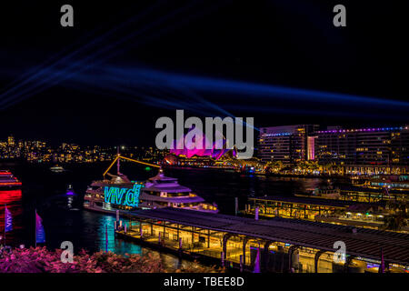 Sydney Harbour di notte durante il popolare annuale festival della luce, vivace. Foto Stock