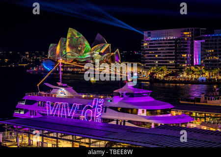 Sydney Harbour di notte durante il popolare annuale festival della luce, vivace. Foto Stock