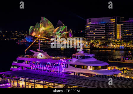 Sydney Harbour di notte durante il popolare annuale festival della luce, vivace. Foto Stock