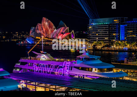 Sydney Harbour di notte durante il popolare annuale festival della luce, vivace. Foto Stock