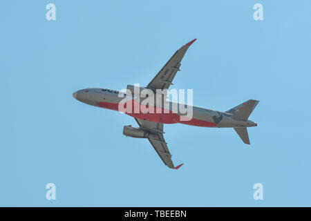 A Saigon, Vietnam - Feb 25, 2019. VN-A565 Jetstar Pacific Airlines Airbus A320 il decollo dall'Aeroporto Tan Son Nhat (SGN). Foto Stock