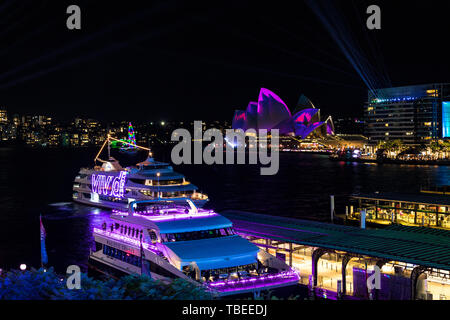 Sydney Harbour di notte durante il popolare annuale festival della luce, vivace. Foto Stock