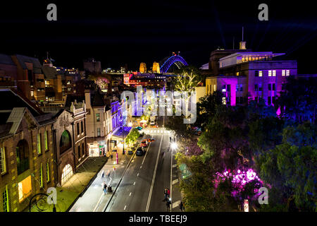 Sydney's area Rocks su George Street di notte durante il festival della luce vivida. Foto Stock