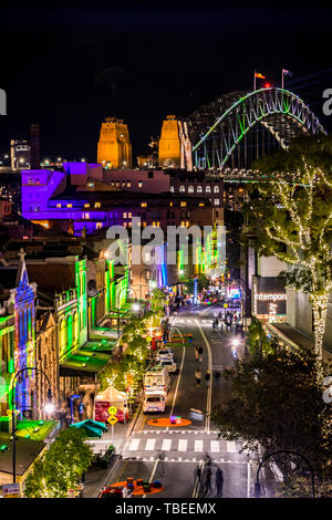Sydney's area Rocks su George Street di notte durante il festival della luce vivida. Foto Stock