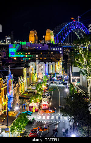 Sydney's area Rocks su George Street di notte durante il festival della luce vivida. Foto Stock