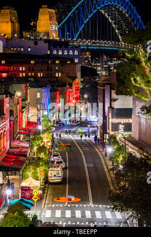 Sydney's area Rocks su George Street di notte durante il festival della luce vivida. Foto Stock