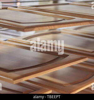 Porte in legno verniciato e essiccazione in un laboratorio di falegnameria Foto Stock