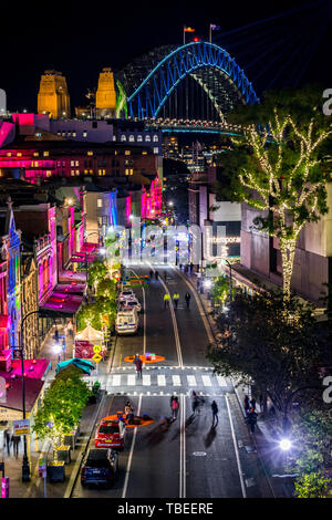 Sydney's area Rocks su George Street di notte durante il festival della luce vivida. Foto Stock