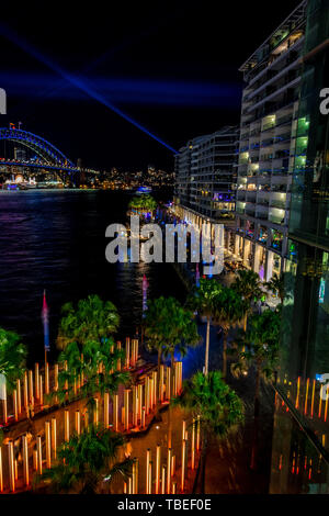 Sydney Harbour di notte durante il popolare annuale festival della luce, vivace. Foto Stock