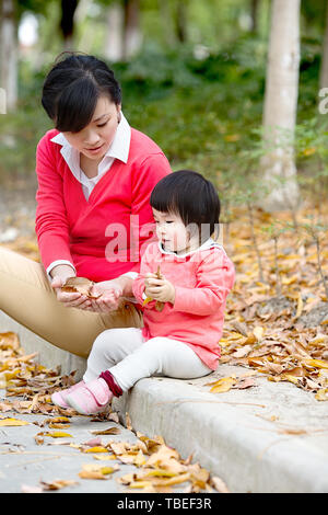 La figlia in gita con la madre in posizione di parcheggio Foto Stock