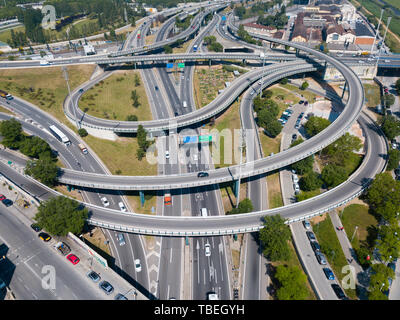 Vista aerea di alto livello di interscambio autostradale a Barcellona, Spagna Foto Stock