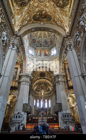 Vista angolare dell'interno di una Chiesa italiana Foto Stock