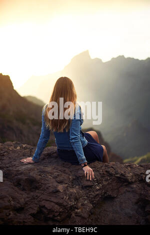 Giovane donna contemplando la strada per Masca in Tenerife, Isole Canarie, Spagna Foto Stock