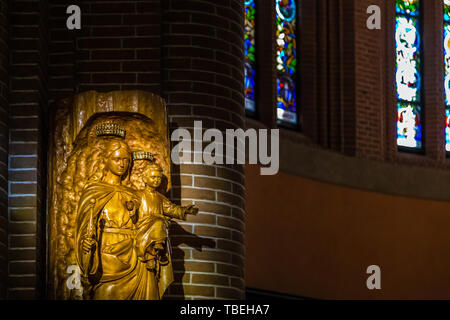 BOLOGNA, Italia - 10 Maggio 2019: la luce del sole è illuminante statua della Beata Vergine Maria azienda Santo Bambino nella Chiesa Cattolica del Sacro sentire Foto Stock