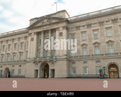 London, Regno Unito - Aprile, 2019: Regina della guardia di turno a Buckingham Palace la residenza ufficiale della Regina d'Inghilterra. Soldato di Buckingham palace Foto Stock