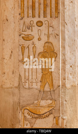 Disegni egiziano e hyerogliphs sulla colonna del Tempio di Hatshepsut close up Foto Stock