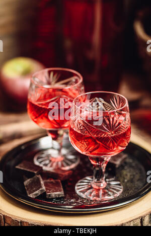 In casa berry bevanda alcolica e barrette di cioccolato sul vassoio di metallo Foto Stock