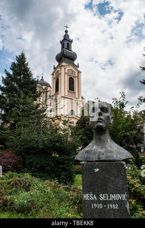 Sarajevo: busto di Mesa Selimovic, scrittore di origine bosniaca, in Trg Oslobodenja (Piazza Liberazione) con la cattedrale della Natività della Theotokos Foto Stock