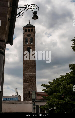 Sarajevo: la Sarajevska sahat kula, la torre dell orologio costruito da Gazi Husrev-beg, governatore della zona durante il periodo Ottomano, il più alto della Bosnia Foto Stock