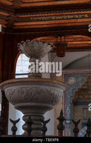 Sarajevo, Bosnia: il marmo abluzione fontana ricoperta da un legno decorato struttura nel cortile del famoso Gazi Husrev-beg Mosque (1532) Foto Stock