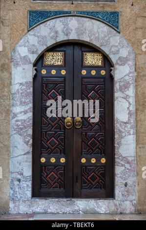 Sarajevo: la porta principale di Gazi Husrev-beg Mosque (1532), la più grande moschea storica in Bosnia ed Erzegovina, esempio di struttura ottomano Foto Stock