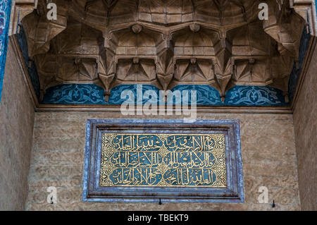 Sarajevo, Bosnia ed Erzegovina: decorate iscrizioni prese da suras del Corano sulla sommità della porta principale di Gazi Husrev-beg moschea Foto Stock