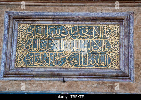 Sarajevo, Bosnia ed Erzegovina: decorate iscrizioni prese da suras del Corano sulla sommità della porta principale di Gazi Husrev-beg moschea Foto Stock