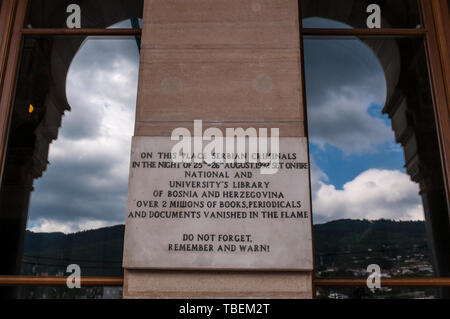 Bosnia: La lapide commemorativa di Vijecnica, ex National Library ora municipio Distrutto dalle granate serbo nel 1992 assedio di Sarajevo Foto Stock