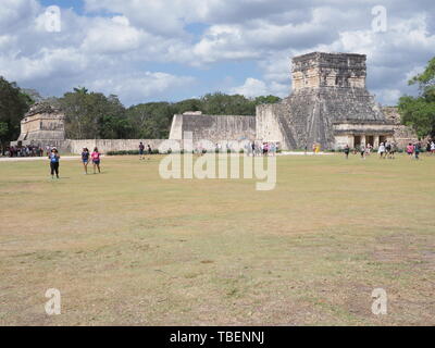 Splendide rovine della grande palla edifici su Chichen Itza in Messico, più grande e più impressionante di siti archeologici nel paese, cielo nuvoloso Foto Stock