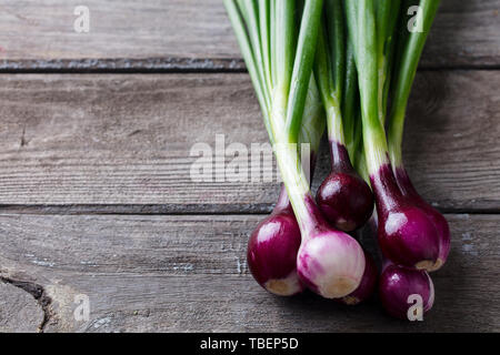 Cipolla rossa con freschi cavoli verdi su sfondo di legno. Vista dall'alto. Copia dello spazio. Foto Stock