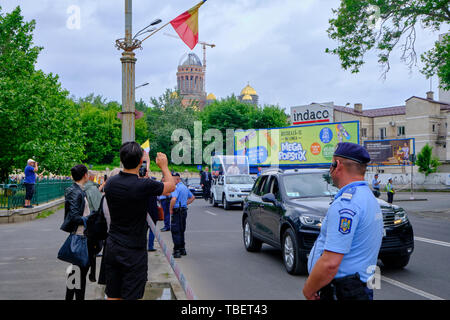 Bucarest, Romania - 31 Maggio 2019: Papa Francesco nel suo popemobile, dopo aver lasciato la gente salvezza Cattedrale, durante la sua visita del 2019 in Romania, con po Foto Stock