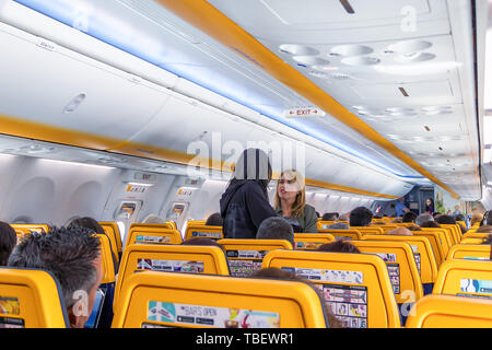 All'interno di un Boeing 737-8come (B738) piano, operati da Ryanair, da Siviglia aeroporto San Pablo (SVQ) a Budapest Ferenc Li Foto Stock