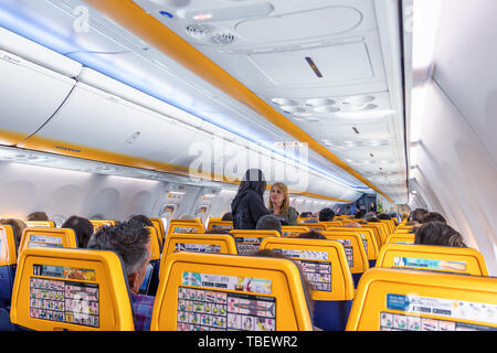 All'interno di un Boeing 737-8come (B738) piano, operati da Ryanair, da Siviglia aeroporto San Pablo (SVQ) a Budapest Ferenc Li Foto Stock