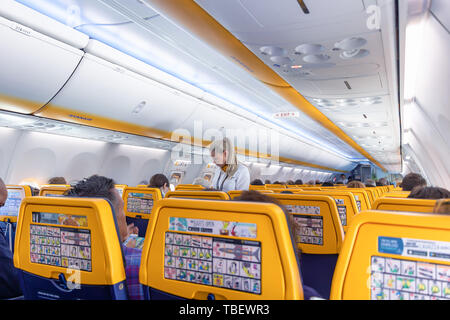 All'interno di un Boeing 737-8come (B738) piano, operati da Ryanair, da Siviglia aeroporto San Pablo (SVQ) a Budapest Ferenc Li Foto Stock