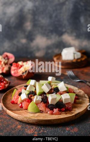 Una sana insalata con formaggio feta sulla piastra Foto Stock