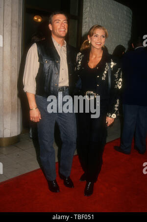 Westwood, CALIFORNIA, STATI UNITI D'AMERICA 12 maggio 1994 attore Jean Claude Van Damme e modello Darcy LaPier frequentare la Warner Bros Foto Premiere di 'Maverick" il 12 maggio 1994 a Mann National Theatre di Westwood, California, Stati Uniti d'America. Foto di Barry re/Alamy Stock Photo Foto Stock