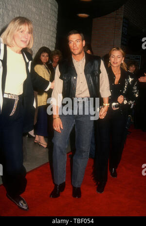Westwood, CALIFORNIA, STATI UNITI D'AMERICA 12 maggio 1994 Publicst Pat Kingsley, attore Jean Claude Van Damme e modello Darcy LaPier frequentare la Warner Bros Foto Premiere di 'Maverick" il 12 maggio 1994 a Mann National Theatre di Westwood, California, Stati Uniti d'America. Foto di Barry re/Alamy Stock Photo Foto Stock