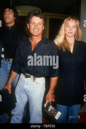Westwood, CALIFORNIA, STATI UNITI D'AMERICA 12 maggio 1994 attore Steve Bond e moglie Cindy Bond frequentare la Warner Bros Foto Premiere di 'Maverick" il 12 maggio 1994 a Mann National Theatre di Westwood, California, Stati Uniti d'America. Foto di Barry re/Alamy Stock Photo Foto Stock