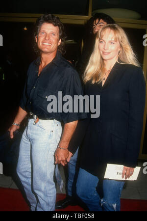 Westwood, CALIFORNIA, STATI UNITI D'AMERICA 12 maggio 1994 attore Steve Bond e moglie Cindy Bond frequentare la Warner Bros Foto Premiere di 'Maverick" il 12 maggio 1994 a Mann National Theatre di Westwood, California, Stati Uniti d'America. Foto di Barry re/Alamy Stock Photo Foto Stock