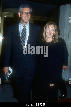Westwood, CALIFORNIA, STATI UNITI D'AMERICA 12 maggio 1994 Bruce Tyson e attrice Shelley Long frequentare la Warner Bros Foto Premiere di 'Maverick" il 12 maggio 1994 a Mann National Theatre di Westwood, California, Stati Uniti d'America. Foto di Barry re/Alamy Stock Photo Foto Stock
